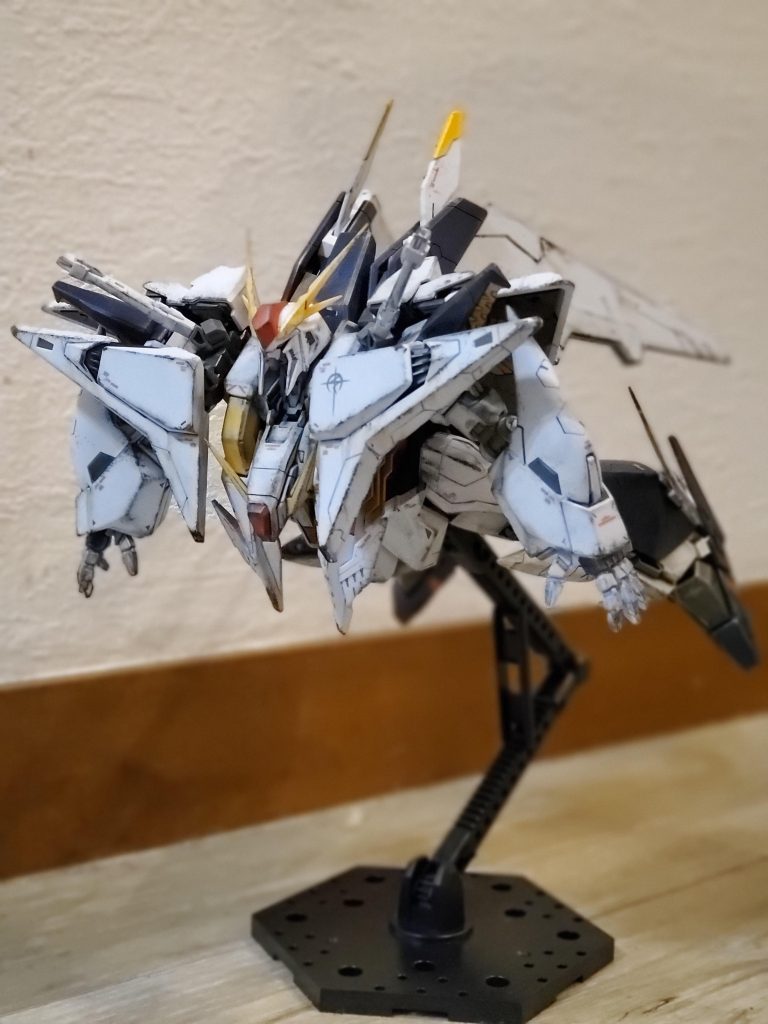 コレコレ~!!写真に納めてみると結構汚しも様になってるな~と自画自賛wwこのキット自体、かなり大きめで造りやすかった。可動域はそんなにないけど、そもそもがっつり可動させて楽しむようなモデルでもないし、そこはそんなに気にならんかなと。自分の好きなMSの常に1、2位を争うサザビー然り…キットとしての完成度はむちゃくちゃ高い。強いて難点を挙げるなら、オレンジのホイルシールで補う部分を水性カラーで塗装しようと思うたら下地からしっかりしていかないと塗料乗らないからめっちゃ手間かなって。そこをガンダムマーカーの赤と黄色でオレンジを調合してさっと塗るのが一番早くて確実かなって思う。やはりどんなMS見てもおもうけど、下半身がごっつくなってるのが好きなんやろうなって思う。ガンダムタイプはこれで終わりかな~ガンダムの新作にも興味ないし、本当に作りたかったのは大体作り終えたかな。最後に造ろうと思って、一番お気に入りのやつ紹介するけど、それもシンプルかつスタイリッシュで下半身ゴツめのあの娘…