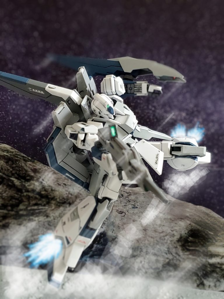 クワトロ大尉の手によりトライアルで存分な性能を発揮する0号機は、幾度も百式をレティクルに収めていた🎵トライアルが終了を迎える頃、ティターンズ管轄となっている『コンペイトウ』で隠密活動を行っている『隠れエゥーゴ』のジャック・ベアード大尉より緊急電文が届く📨✨ジャック大尉はティターンズに反感を持ち連邦軍内で組織された隠れた反抗組織の一員❗これまでエゥーゴに対し、ティターンズの艦隊の動きやMS開発情報など協力を続けてきた🎵先日のグリーンノアでのガンダムMkII奪取計画も彼ら『隠れエゥーゴ』の情報があっての成功である😔✨そのジャック大尉をはじめとする一部の構成員が連邦軍内の裏切り者を摘発するために組織されたティターンズ『憲兵部隊』に目をつけられたとの事❕ジャック大尉は数名の仲間と共にコンペイトウを脱出しサイド1に逃げ込みエゥーゴの保護を要請してきたのである✋✨