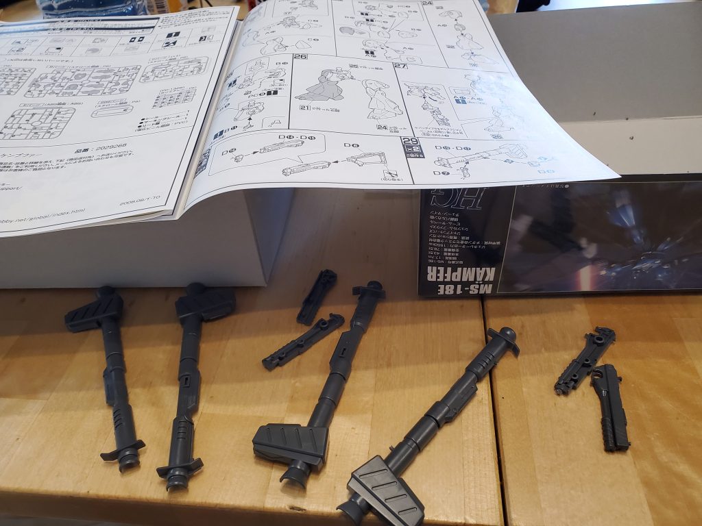 個人的にケンプファーを仕上げて行く上で最も大変…というか、どのMS作るときにも共通して思うのが、この武器の合わせ目の処理。このケンプファーも漏れなく最中構造…