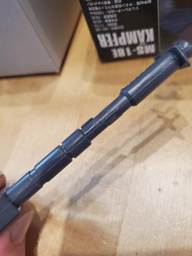 開いてるか開いてないかわからないくらいに隙間を開け、セメントＳを塗りたくって閉じると今回は結構いい感じにムニらせる事に成功。このまま数日放置し、そこからペーパーがけ。ショットガンとシュツルムファウストも同じ要領でやるといい感じに。とりあえず一番モチベーション維持の難しい所から攻め、最初にして最大の難関は乗り越えられた気がする。