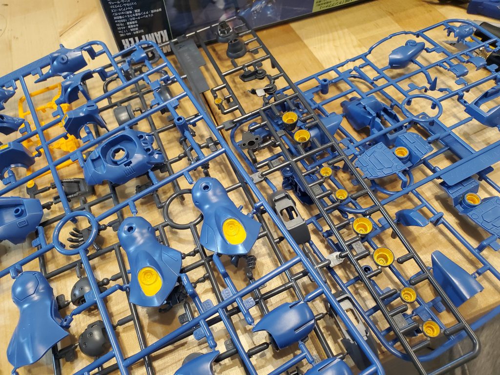 開封して色分けされていない箇所とバーニア内部を先に色分け。安定のガンダムマーカーのイエローを小皿に出し、複数回にわけて筆塗り。そして…