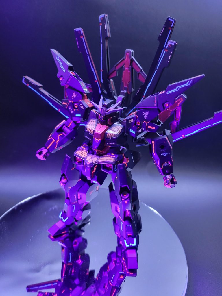 ガンダムダークルブリスウルソーン(最大稼働モード)(パーメットスコア5)スミイレにアクリジョンのメタリックレッド、クリアレッド、蛍光レッドを混ぜたものを使用しブラックライトで光る仕様に