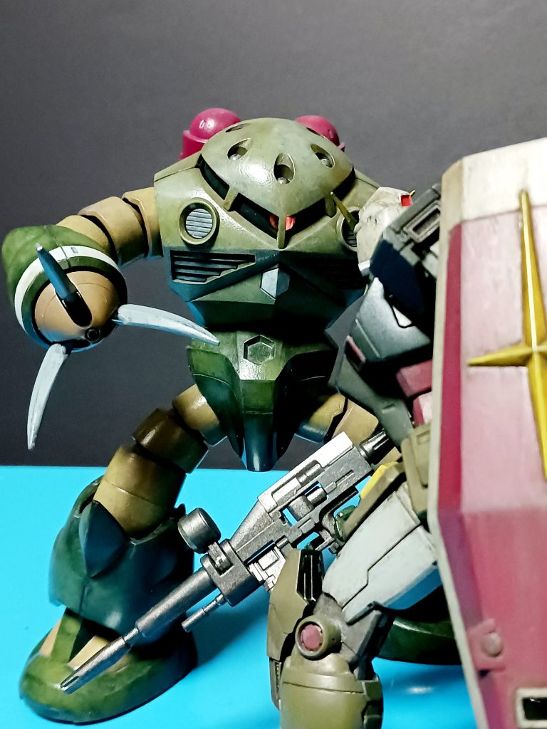 モノアイは、Hアイズ5mmに変更し、穴を空けて真ん中に固定。ズゴックのモノアイは、支柱が邪魔だろというこの位置になければならない（私のこだわりです）。