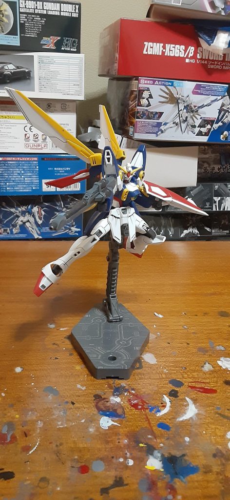 「感情のままに行動することに異論は無い」アーリータイプのMGの箱絵参考にポージング。ウイング付いたガンダムの中で一番好きなウイングのデザインなんです、あからさまに上に広がらず(ようは勇者ロボみたくないデザインと広がり方)、リアルだなと子供ながら感じてました。バスターライフルも合わせ目消して部分塗装。