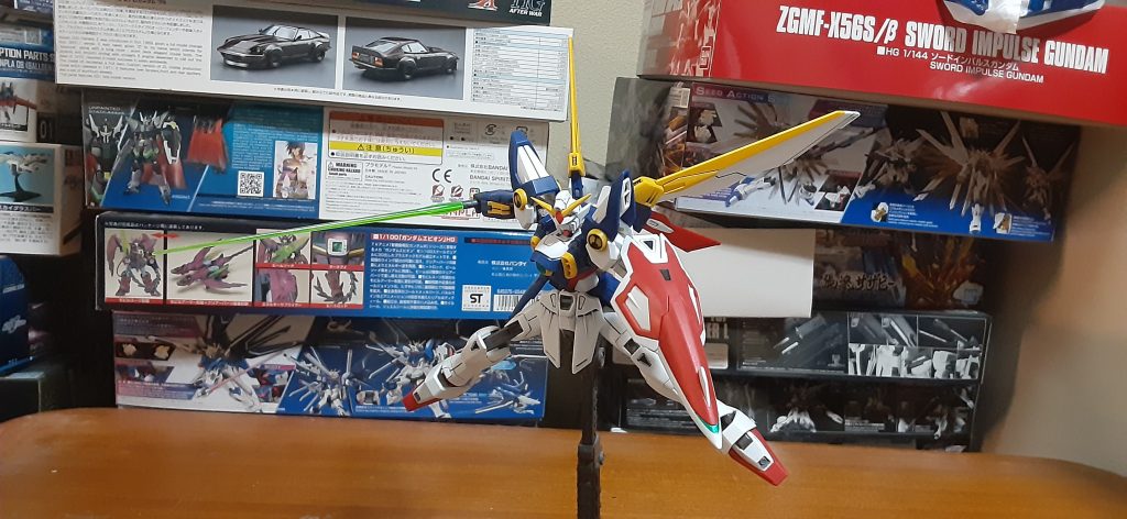 ビームサーベルのグリップ、劇中通りシールドの中に収納してるの感動したけどグリップ外す時固定のダボ折らないかいつもヒヤヒヤw