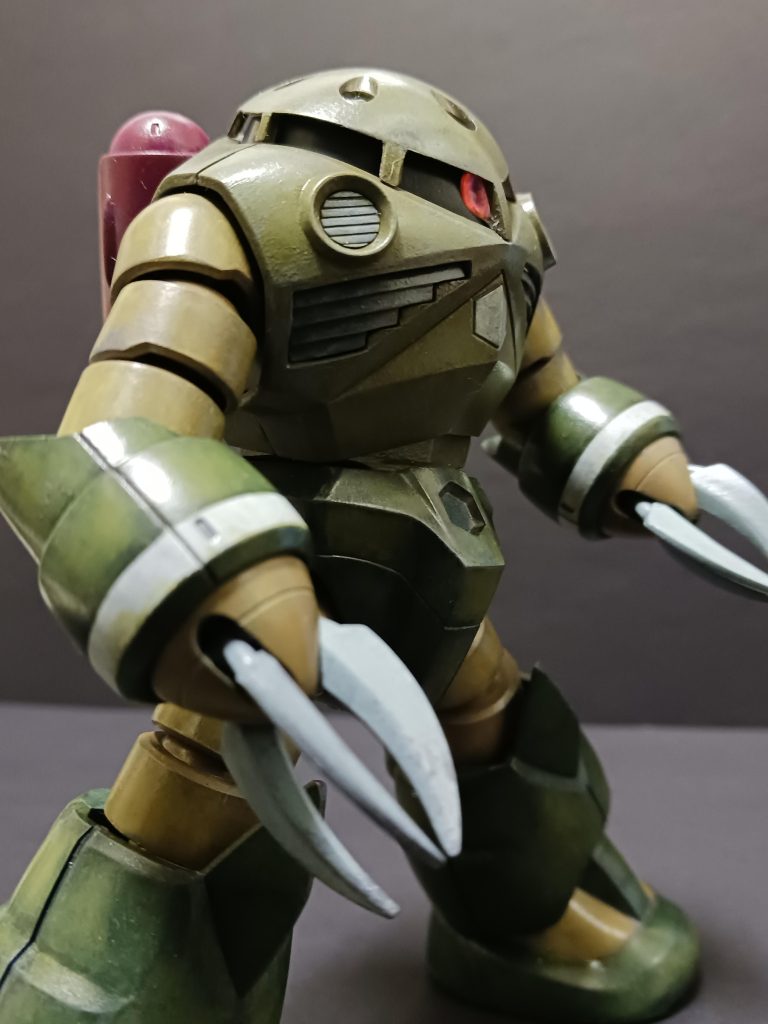 UCカラーのチャームポイントは、腕の白いライン。マスキングが上手く出来たと自分では大満足です。久しぶりに作ったズゴックは、やっぱりカッコよくて、水陸両用では一番好きなMSです。