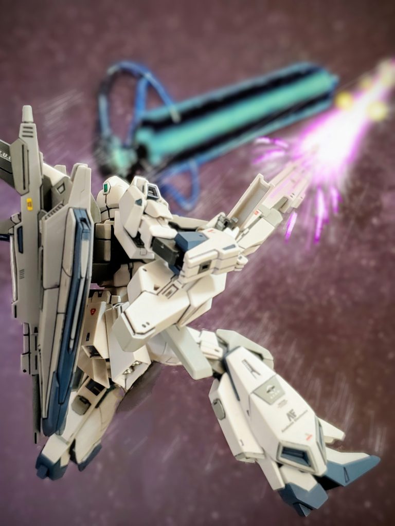 そしてエネルギーが臨界に達し敵部隊が射線上に最も多く入ったその瞬間‼️クワトロ大尉はメガ・ランチャーのトリガーを引く👊✨高出力で放たれたビーム波🌊はハイザックを何機も捲き込みつつサラミス改級に直撃～🙌❕一気に３倍の戦力差を対等に持ち込んだのである😎✌️しかし、ハイパー・メガ・ランチャーは調整が不十分であったためか回線がショートし使用不能に🤭💦『アストナージにぼやかれるな😊💦』と呟きながら使用不能となったランチャーを後方のネモに引き渡すクワトロ大尉😎✨