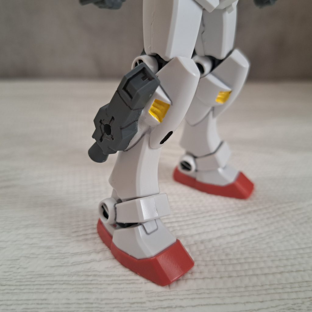 足には30MMのオプションパーツセット 2を接着。現在は試作段階の為、バーニアはこの向き。理由は次の作品にて判明。