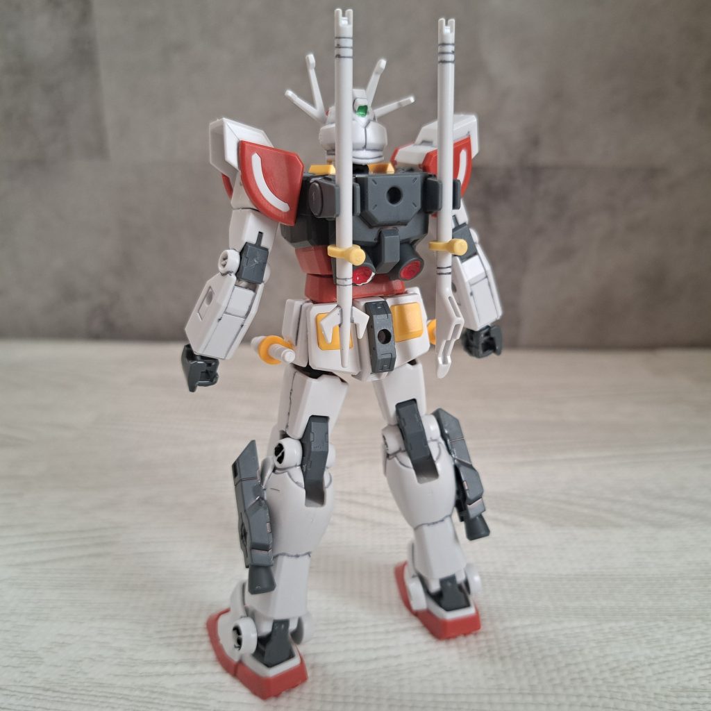 下半身の後ろのアーマーも30MMの余りパーツをくっつけてハードポイント的なものに改造。ビームナギナタに30MSの余りパーツを付けた理由も次の作品にて判明。