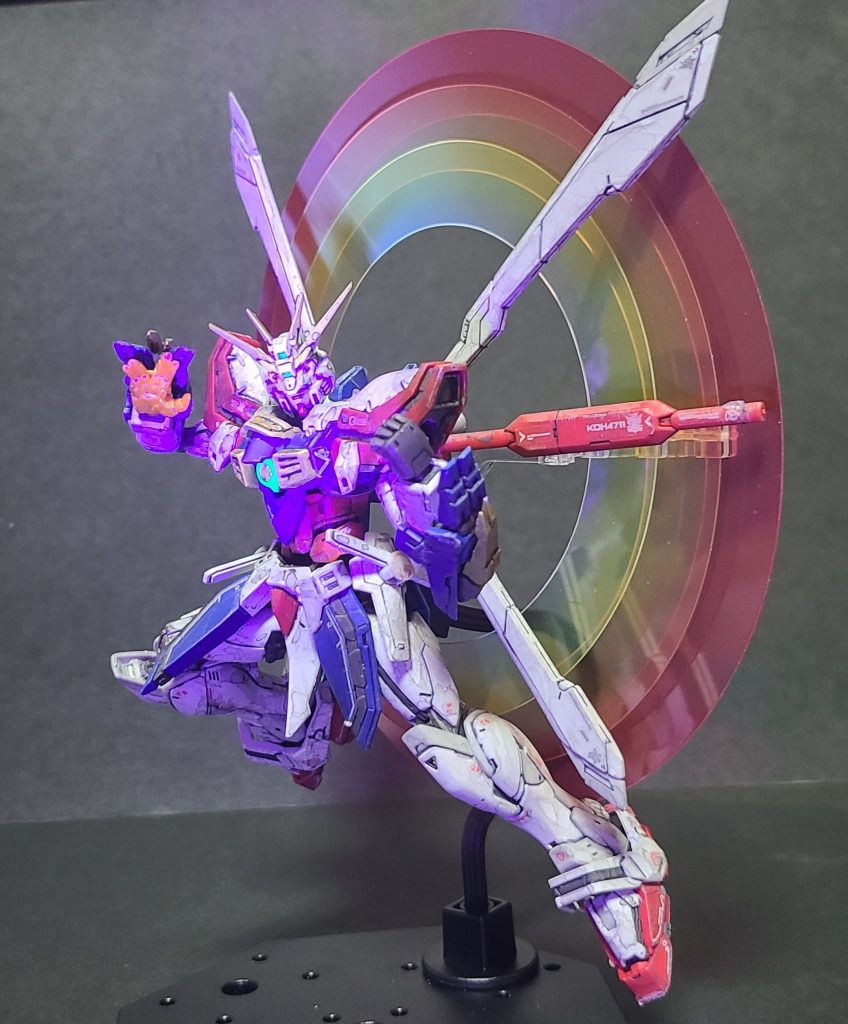 いつも通りブラックライトで光るように、メタリックグリーンに蛍光グリーンを調色して塗っています。