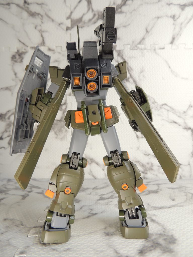 頭とバックパックはヤフオクで購入して装着中の人は無塗装ですなので所々緑が見えますね