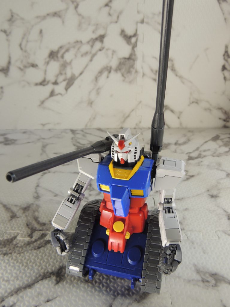 アムロの事だから撃たれるって事は無いだろうだから地雷で両脚をやられて、上半身がやられたガンタンクどドッキング的な