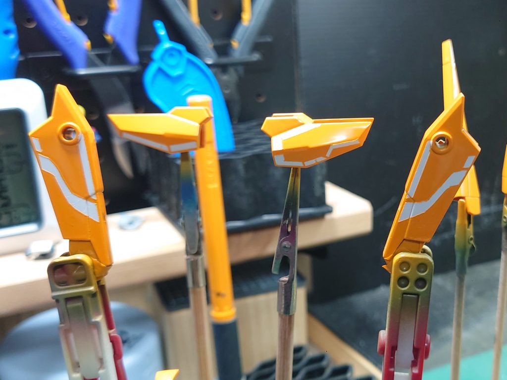 白のラインはマスキングをして塗装しました 