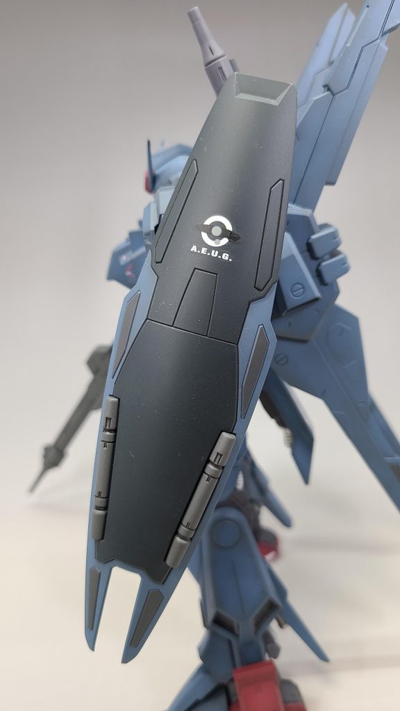 なかなかお気に入りのシールド。デカールは少しやらかした部分を筆塗りでごまかしてるのでアップで見ないでください←