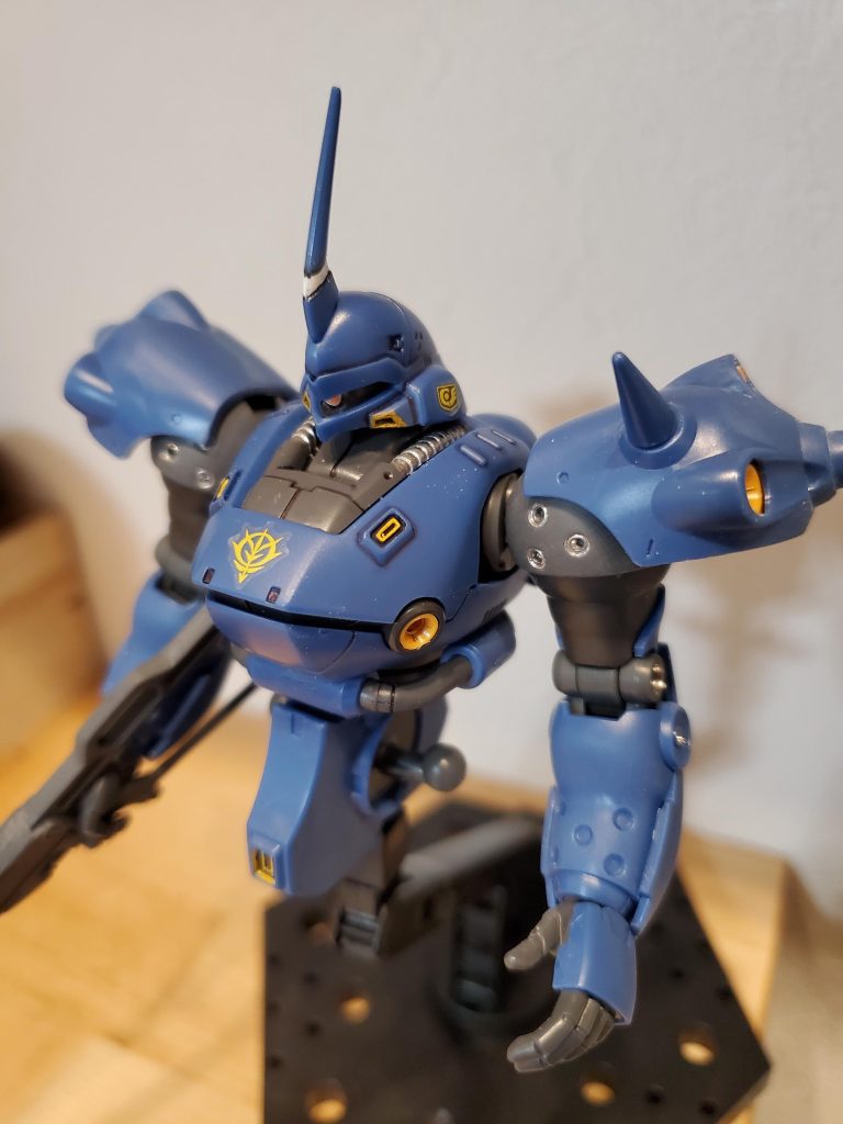 脚がなくてもベースを使えば立たせられるのは、形になっていく様を見ながら製作出来るから自分みたいなタイプにはうってつけかも知れない。あとは脚…毎回そうだけど、腕や脚に差し掛かると途端にモチベーション下がる。各々のパーツが全て×2だからゲート処理でゲンナリしてしまう…やっぱり頭と胴体作ってるときが一番楽しいなって思う。まだまだかかりそうだ。