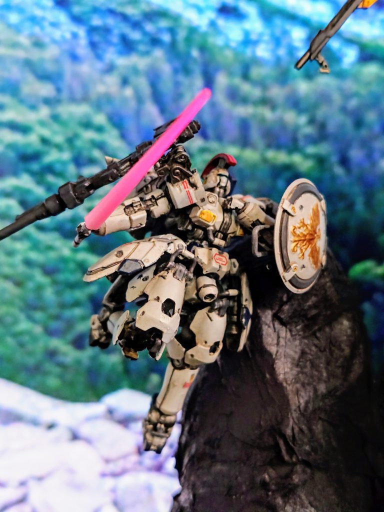 こちらのトールギスも、原形より大胆にポーズ変更を行いサーベルを持たせてみました。もちろんブラックライトでサーベルは光りますのよｗ