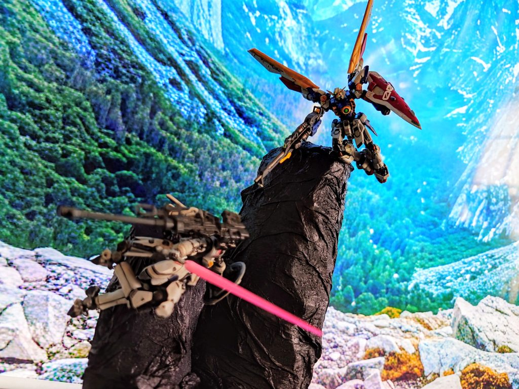 命を賭ける戦いはミスの清算でしかない。では、オットーの死は何を意味するのか？レディ・アンは、宇宙用モビルスーツ・トーラスのシベリア基地輸送計画を発案する。だが、それはガンダム殲滅を兼ねた陽動作戦だった。ヒイロはゼクスとの戦いの最中、最後の決断をする。新機動戦記ガンダムW 第10話「ヒイロ閃光に散る」より引用