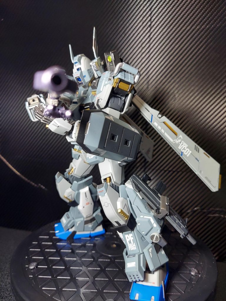 スナイパーライフルを構えて