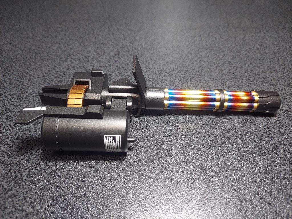 今回特に力を入れたガトリングのチタン焼け塗装。初めてにしてはまぁまぁ良くできたかと。