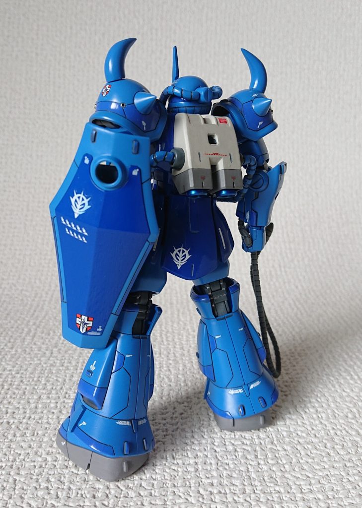 ランバラルとの出会いは、アムロの人間的成長に大きく影響したと思う。部下から愛されるラルさんから、「気に入ったぞ小僧!それだけはっきりものを言うとはな」とか、「いい目をしているな。それにしてもいい度胸だ。益々気に入ったよ。…しかし、戦場で会ったらこうはいかんぞ。頑張れよ、アムロ君!」とか言われ。戦いに負けたラルさんからは、「まさかな、時代が変わったようだな。坊やみたいなのがパイロットとはな」とか、「見事だな!しかし小僧、自分の力で勝ったのではないぞ!モビルスーツの性能のお陰だということを忘れるな!」と言われ。以上の前フリがあっての。「君たちは立派に戦ってきた。だが、兵士の定めがどういうものか良く見ておくものだな」と身を呈しての厳しい教え。それでも、若者たちは戦い続ける・・・その意味を考えさせられ、ガンダムの原点はここにあり、人間的な複雑な絡みが物語を魅了するって思う🤔誰にでも正義があって、貫き通すのは難しいよ😔とノスタルジックな思いが馳せます。