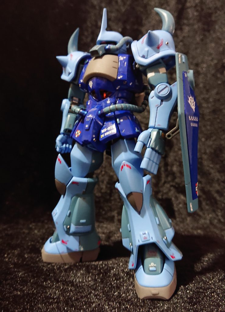 ↑今回、左のグフですが、もともとは数年前に作ったコレです😅ディテールアップした凸モールドは悪くないけど、スジ彫りが単調で色がちょっと気にくわず、大きめかつ赤いデカールが似合わんねぇ😢ってか、そもそもカラーリングが悪い😔センスウタガウヨなので、リメイク!水性ホビーカラーはいいね👍