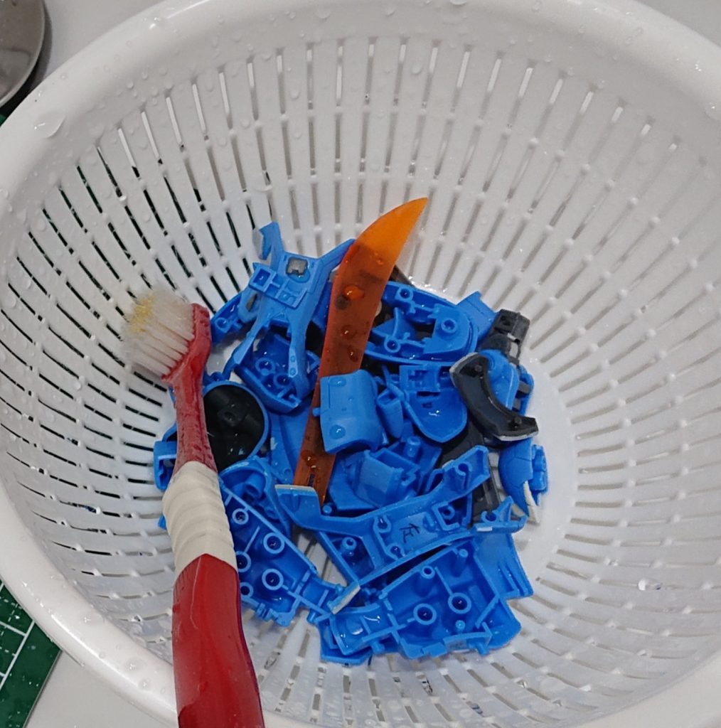 水色に塗ったパーツはマジックリンと100均のザルと歯ブラシで、色を落としました。