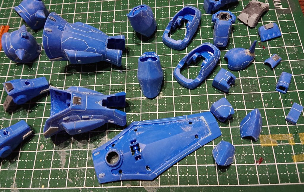 スジ彫りを追加し、この後は洗浄→筆塗り(水性ホビーカラー)→墨入れ(アクリル絵の具)とお色直し😊