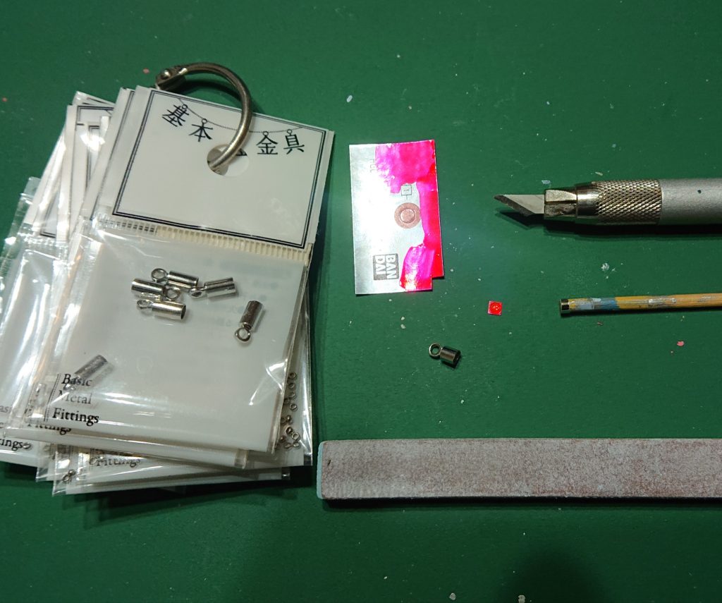 100均のカツラに竹串を差し込み、カッターでグリグリ、ヤスリで整え、Hアイズを入れ込みます😆