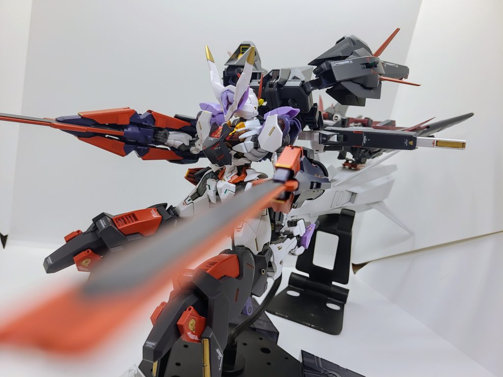 巡航ブースター「強襲機動(クルーザー)形態」パーメットを介して「魔女」の悲鳴の元へクルーザー形態で急行。頭部を回転して恒例の頭飾りがバイザー気味なメインカメラになり、なんちゃってMA形態にコイツ、a装備とかゼウスシルエットみたいな事したかったんだろうなって思いますよね?だって売ってないし高いんだもん!!
