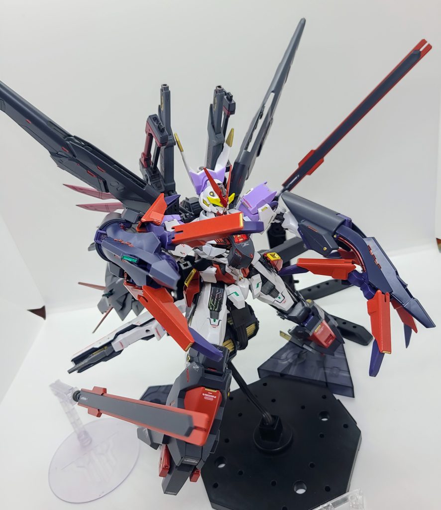 コンポジットウェポンシールド「メサイア」「ガンビット」&「クローユニット」ドローンとロングバレルのガンビットって設定にして手は加えてないです!名前の由来は「救世主」本当は誰かに手を掴んで救って欲しかった、手を取り合いたいという思いを込めています。また分離した機体に渡したりと(むしろ元の持ち主だけど!)