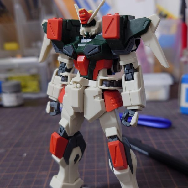 HGCE ライトニングバスターガンダムに旧HG バスターガンダムのパーツを移植して改造中。・肩のミサイルポッドを旧HGから切り取って接着・バックパックを取り付けられるように加工・腰アームを固定できるようにバックパックのサイドを両側1.5mmずつ幅増し（2枚目）