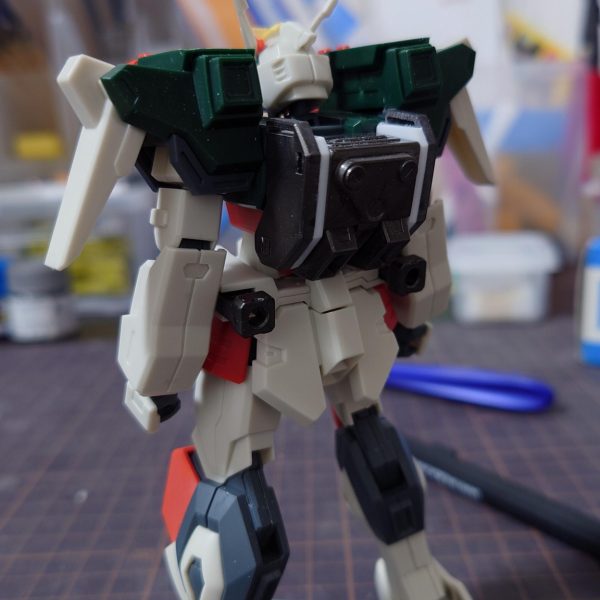 HGCE ライトニングバスターガンダムに旧HG バスターガンダムのパーツを移植して改造中。・肩のミサイルポッドを旧HGから切り取って接着・バックパックを取り付けられるように加工・腰アームを固定できるようにバックパックのサイドを両側1.5mmずつ幅増し（3枚目）