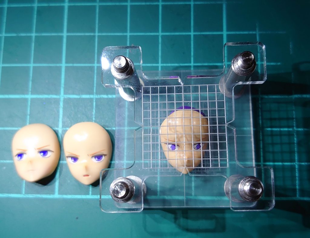 デカールは沢山あるのに顔の素体は2個しかない皆が使ってる流し目の奴とか汎用性が無いから使う勇気が無かったのでオーソドックスなのを貼りました。デカールを貼る為に使ったのはワンダーウェイのデカール貼り台結構便利なので顔デカールを貼る人にはおススメです