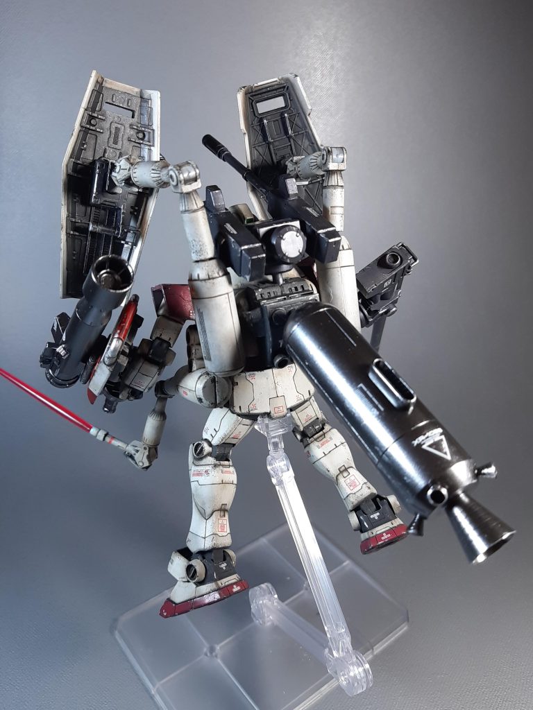 ボールツインセットからアームをさらに追加し、サンダーボルト版ジムのようにバックパックからサブアームを追加し、2枚盾仕様にしました。また、宇宙戦用にプロペラントタンク&ブースターを追加しました。