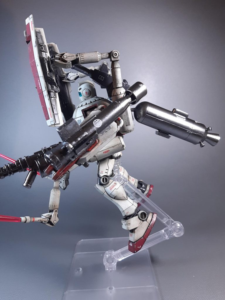 左腕の盾は陸戦型ガンダムから拝借。