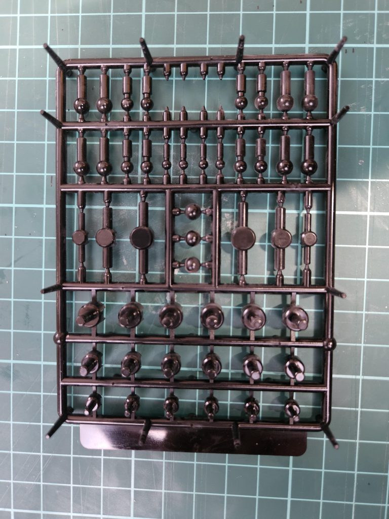 ㈱ホビーベースのプレミアムパーツコレクションボールジョイント ミニ サンプル カラバリあり2mmサイズ細いですが、中々頑丈な素材で重宝してます。プラモのゲートに2mmサイズのピンバイスで穴を開け(指刺さない様に注意)ボールジョイント差し込むと大抵の部品にはめ込めます。