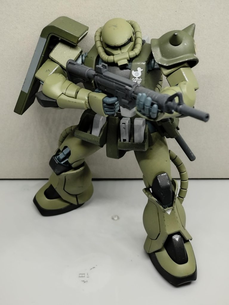 コンセプトに合わせて武器も新調。F2ザクのザクマシンガン後期型を魔改造したコルト・コマンドー風にしました。