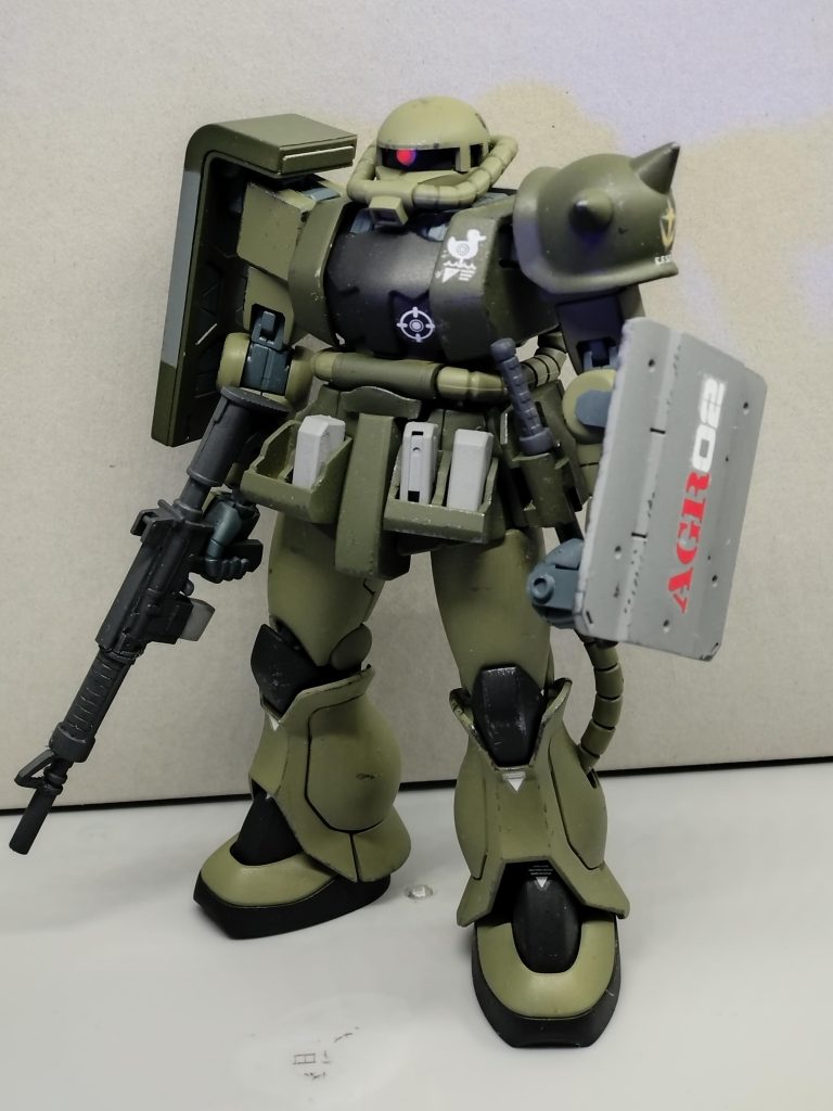 フロントショット連邦ザクといえば白ですが、緑色の連邦ザクも良いのではと思い制作。全体的なシルエットや装飾、カラーは60, 70年代の米軍を意識したつもりなんですが、やはり印象は普通のザクですね。腰回りの装備類や、特徴的かつゴテゴテしたマーキング類などがそれらしく見えたらいいなア武装は連邦で在庫が余ってそうな100mmをチョイス。フロントアーマーには予備弾倉を4つまで収納できます。他には適当な盾と、近接用のバトン。アグレッサー(仮想敵機)という設定なので、近接武器は殺傷力のなさそうなものを。