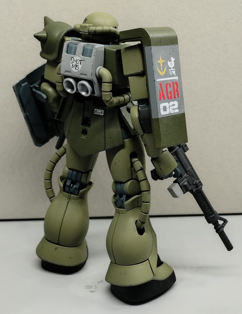 バックショット後ろ側はデカール以外なんの変哲もないザク。