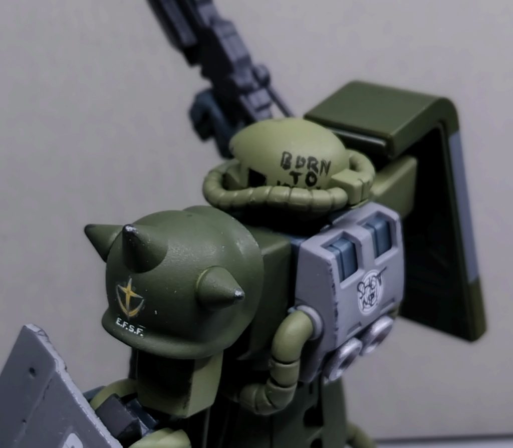 ここは失敗ポイントですが、頭部に手描き文字を入れてみました。字が汚い上に、パイプで隠れてしまっています。