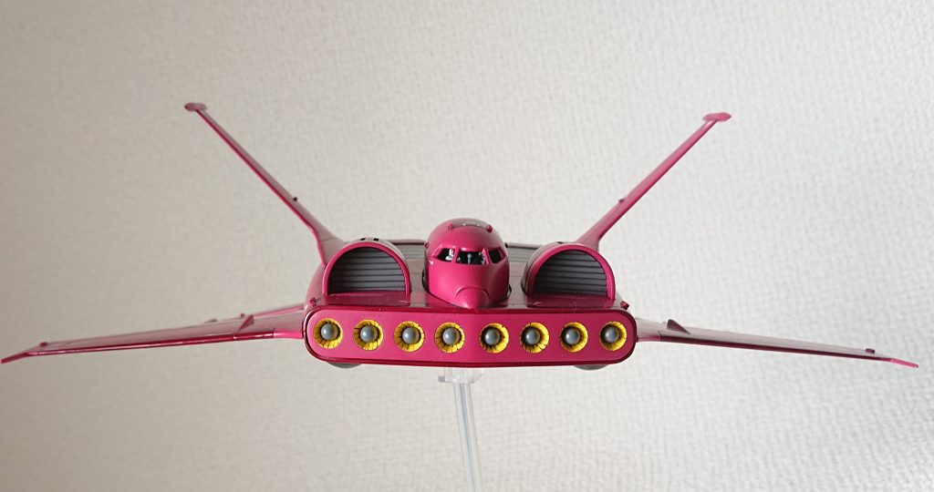 正面から見ると平たい😁そして、幅でかい。 (  -_・)?  