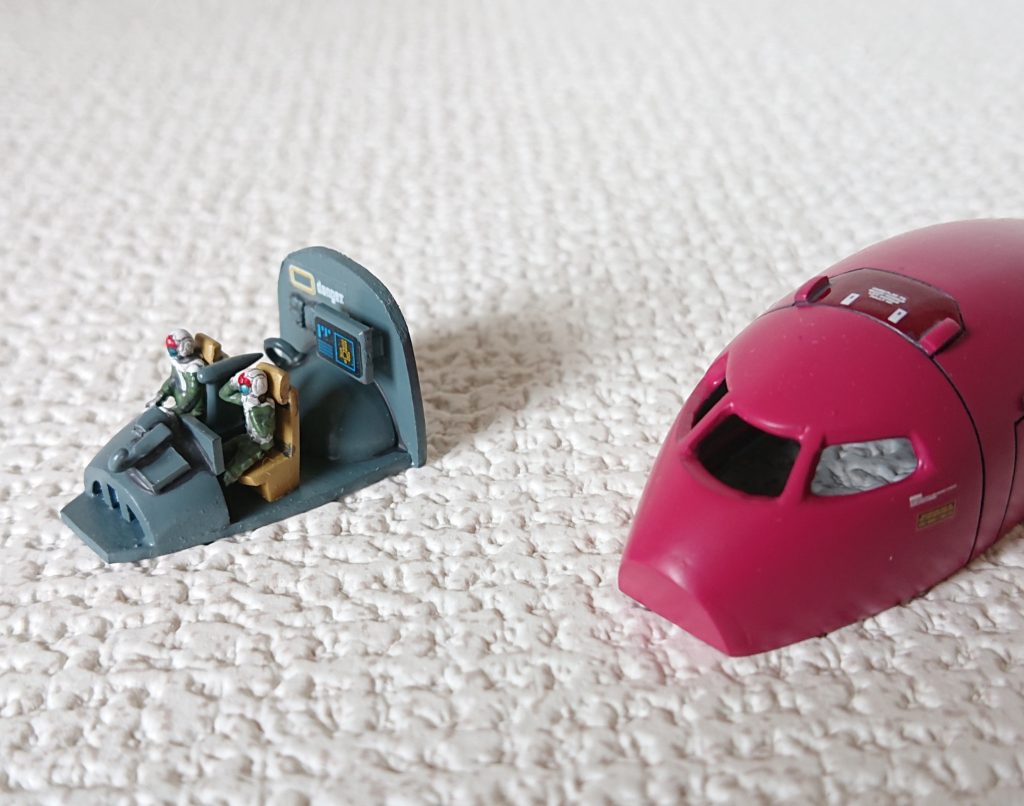 2人乗せてやりました😤他のモデラーはカッコ良く作っていますが、うちはコレが限界です🥵しかも、蓋すればほぼほぼ見えません😢