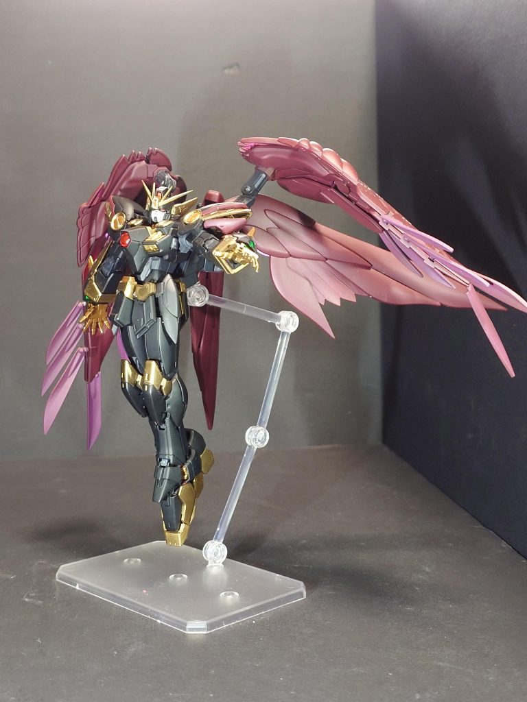 最後にメイン写真よりもライトを増やしての撮影をしました。カメラアイやゴールド部は光沢、その他の装甲や羽といった部分は艶消しでコートしてます。最初は関節と羽以外は光沢にしようかと考えていましたがこちらのほうがライトを当てた時にゴールドが強調されてかっこよく見えましたので良かったです。 今回は二回目の全塗装によるRGの製作を行いましたが箱のでかくないRGなら意外と作業量も少なく済むので今後も少しずつ製作していけたらと思いました。また、いつもはカラーガイドを中心に塗装するので自身で考えて調色していなかったので今回はいい経験になりました。まだ再販されたばっかりなので手元にはありませんがウイングゼロのエフェクトパーツも無事購入できましたので届き次第、塗装をして更新していきますのでしばらくお待ちください。 ご覧いただきありがとうございました。