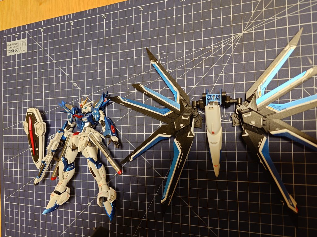 撮影直前脚のデカールが気づいたらなくなっていてあきらめて片方剝ぎました・・の取れる前。ちな専用デカールは九月らしいですが待てないので水星シリーズとスジボリ堂デカールで適当にペタペタ。お店でいっぱいあったので使いましたが水星のデカール結構色々使えそうです