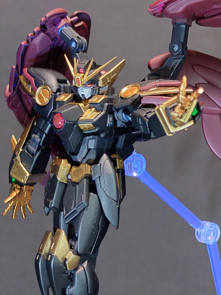 今回はコードギアスのゼロがパイロットの想定になっていたので左のカメラアイのみブラックライトで発光するようにしました。カメラアイ以外にもギアスマークでの発光を取り入れようと思いましたが胸部のクリアパーツ部が思ったより小さかったので諦めました。