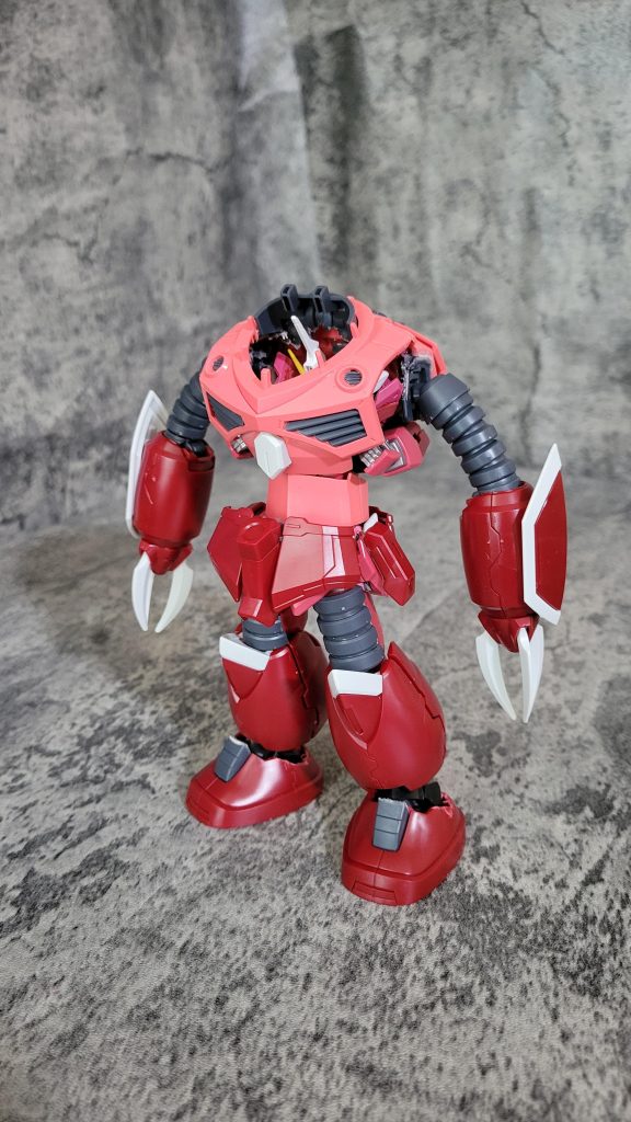 インジャ弐式の腕が見えているのは公式動画で脇からズゴックの上半身を持ち上げて出てくる動きに合わせるためです。