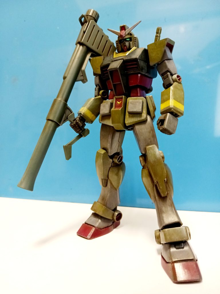 肩アーマー上部を削り取り（あとの写真ご参照）プラ板を貼り、横と下もヤスリで削って整えました。前腕部も劇中の四角い感じにしました。黄色い識別帯は、好きなMSV風に両腕に手書しました。塗装は、メカサフヘヴィ（筆塗り）。あとは、水性ホビーカラー（筆塗り）ネイビーブルーやロシアングリーン、ウェザリングを少々行っています。機体全体は、リアルタイプ風にしました。顔は白色ではなく、ロシアングリーンで肩と前腕などと同じ色にしました。