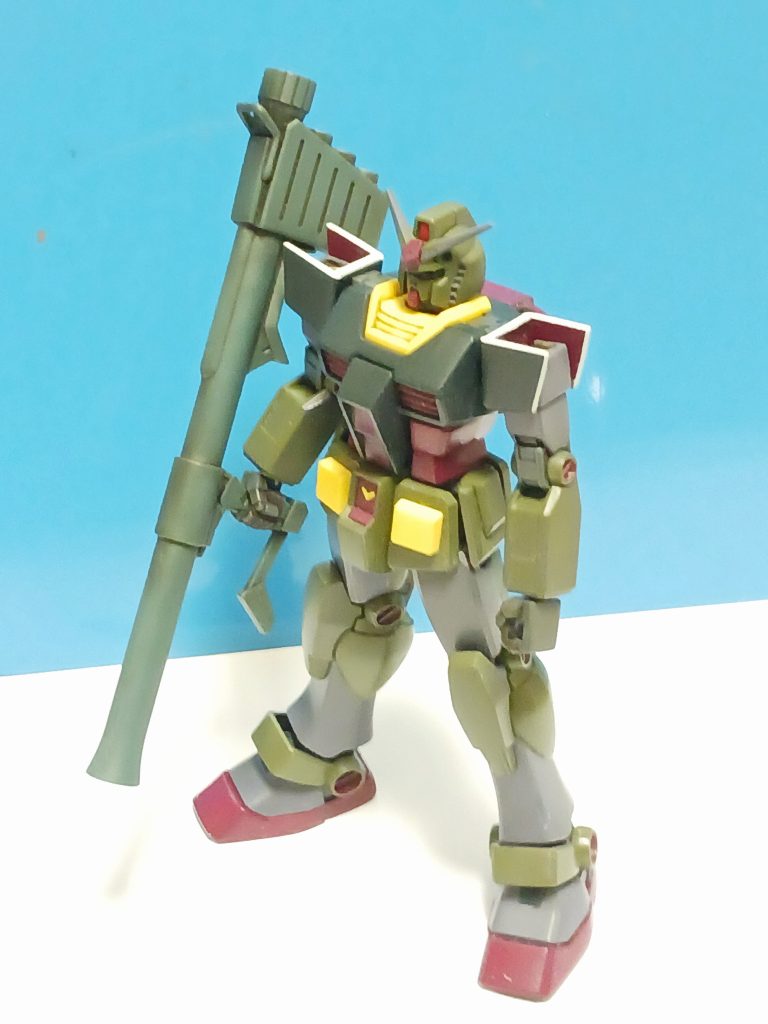 肩の上部を削り取ったところです。ここから、横と下も削り、さらに小さくしました。