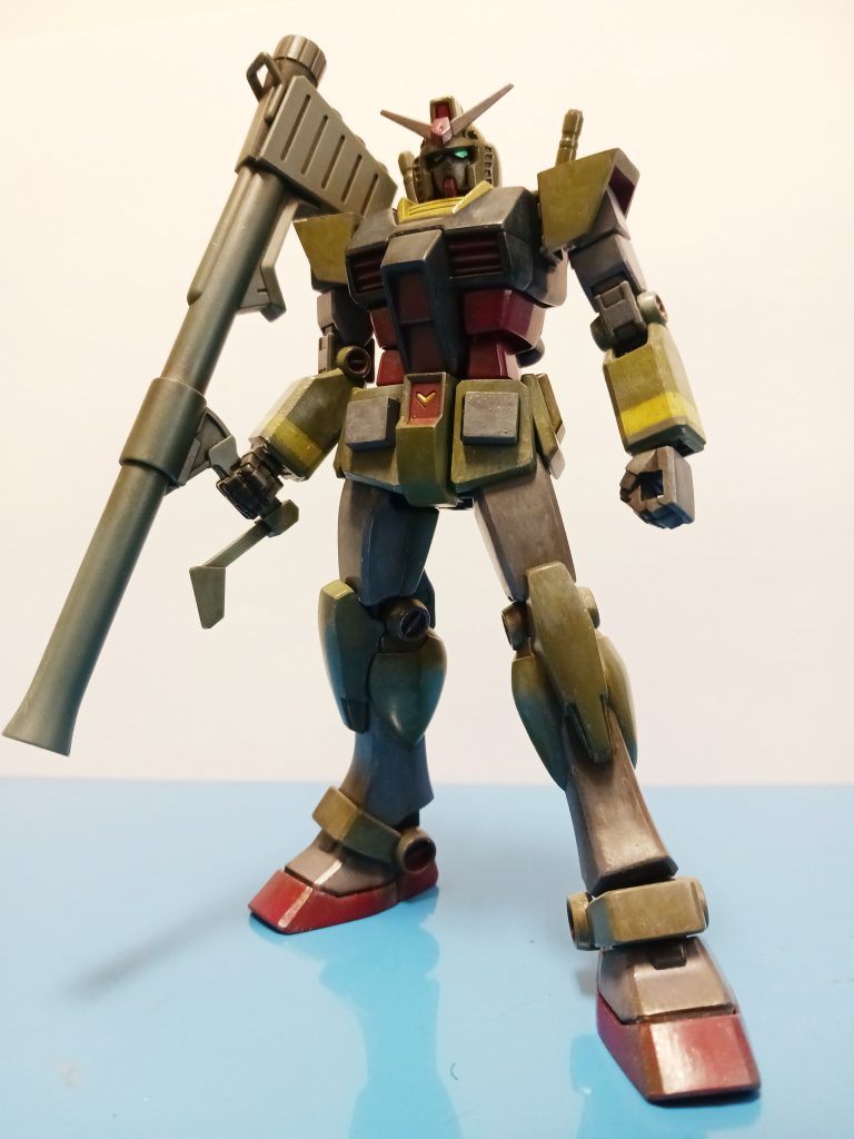 このEGガンダムは、私にとってガンプラ復帰記念キットです。復帰直後、成型色で仕上げ、その後、リアルタイプカラーにリペイントされ今回、再リペイント&改造となりました。ふらっと立ち寄ったヨドバシカメラで、コイツと出会いました。「今のガンプラって、どうなん？」「見せてもらおうか。新しいガンプラの性能とやらを」。軽い気持ちではありましたが、コイツを手に取り、レジへ向かったあの時の自分を褒めてやりたいです。