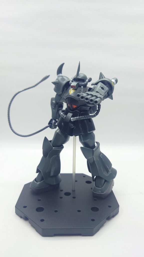 グレーグリーンで塗装してみました。モノアイは削って窪みを作り、そこにシルバー→ディープクリアレッド→UVレジンって感じでやってみました。やっぱりLEDも仕込めば良かったかなーって。